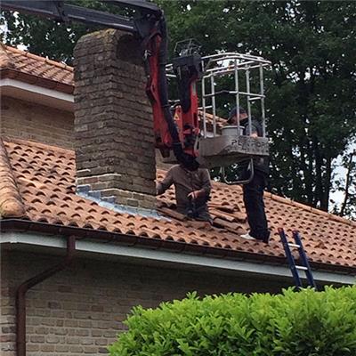 De schoorsteen wordt opgebouwd